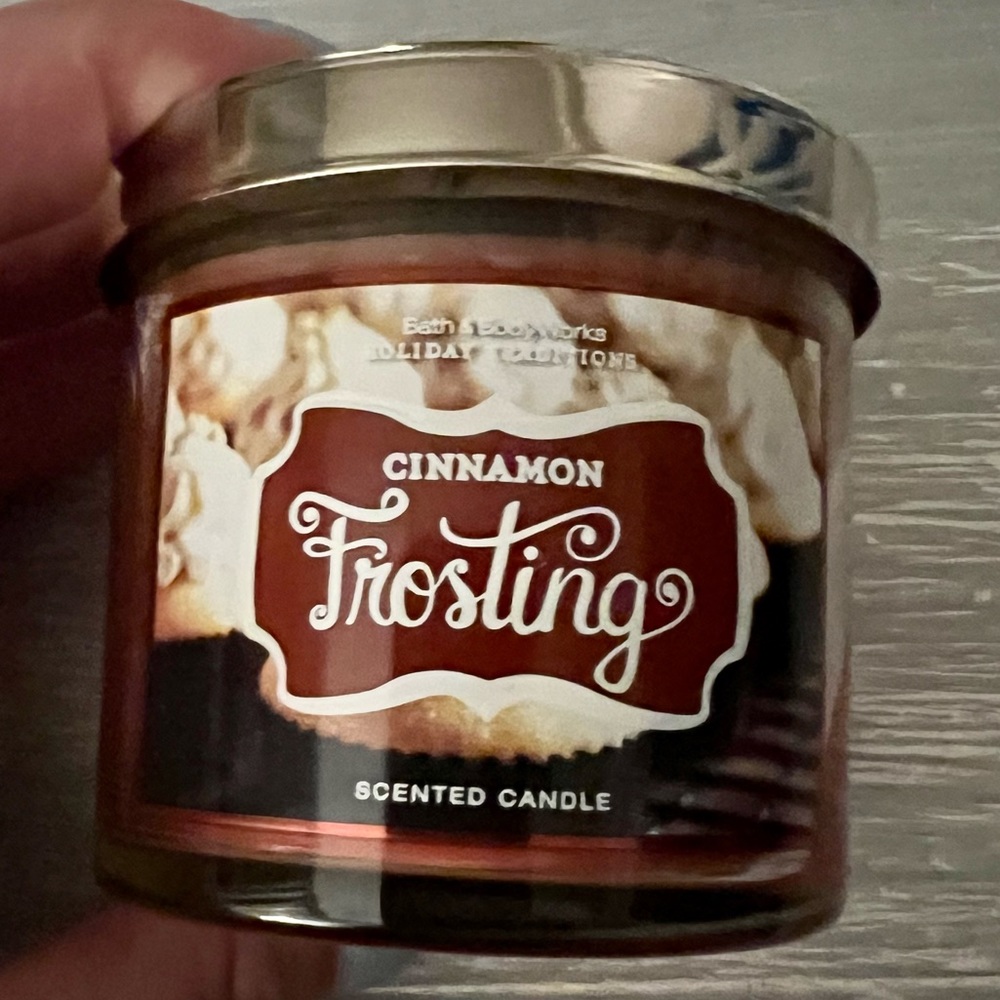 Bath and body works cinnamon frosting candle